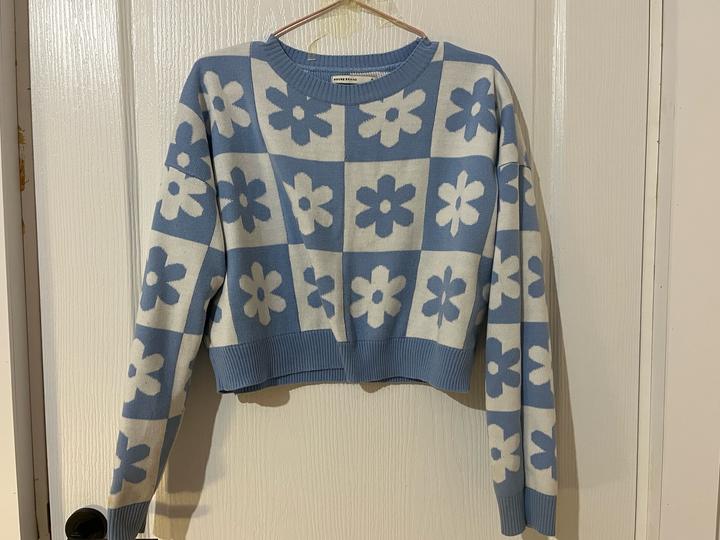 Синий свитер