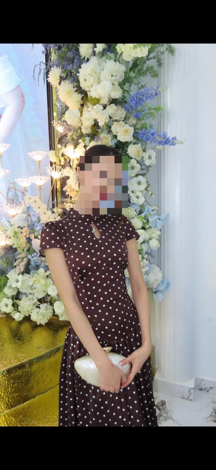 Коричневое платье в горошек