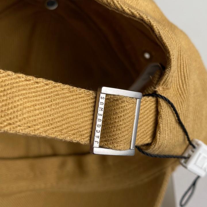 Бежевая кепка Jacquemus