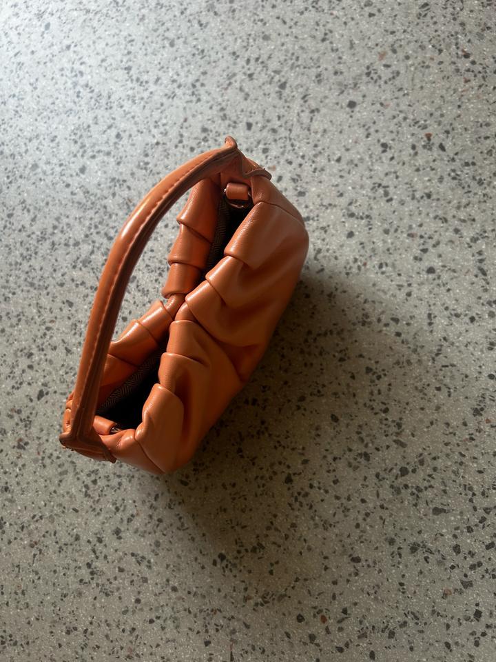 маленькая оранжевая сумочка