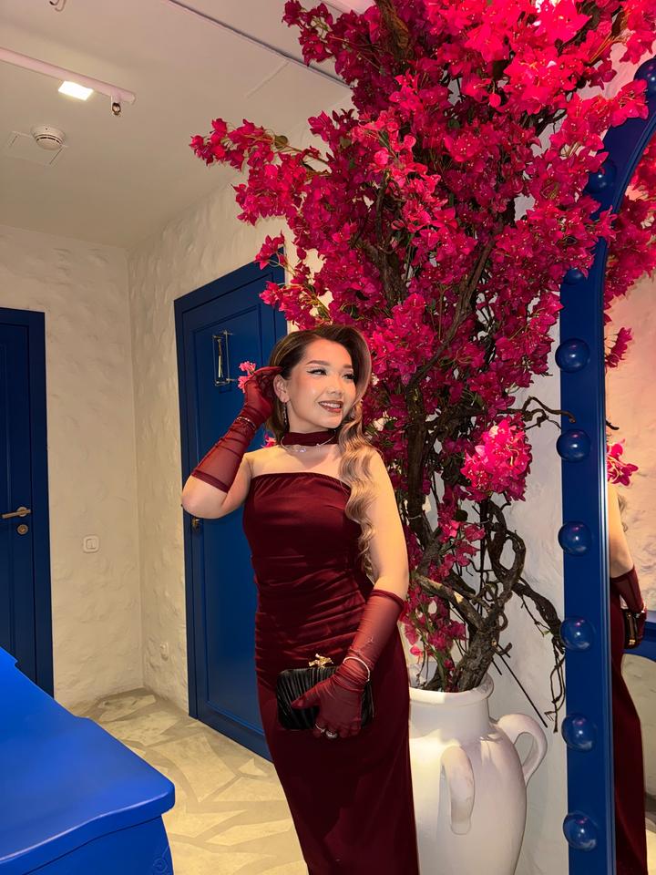 Бордовое платье от Shopifly, с шарфом и перчатками