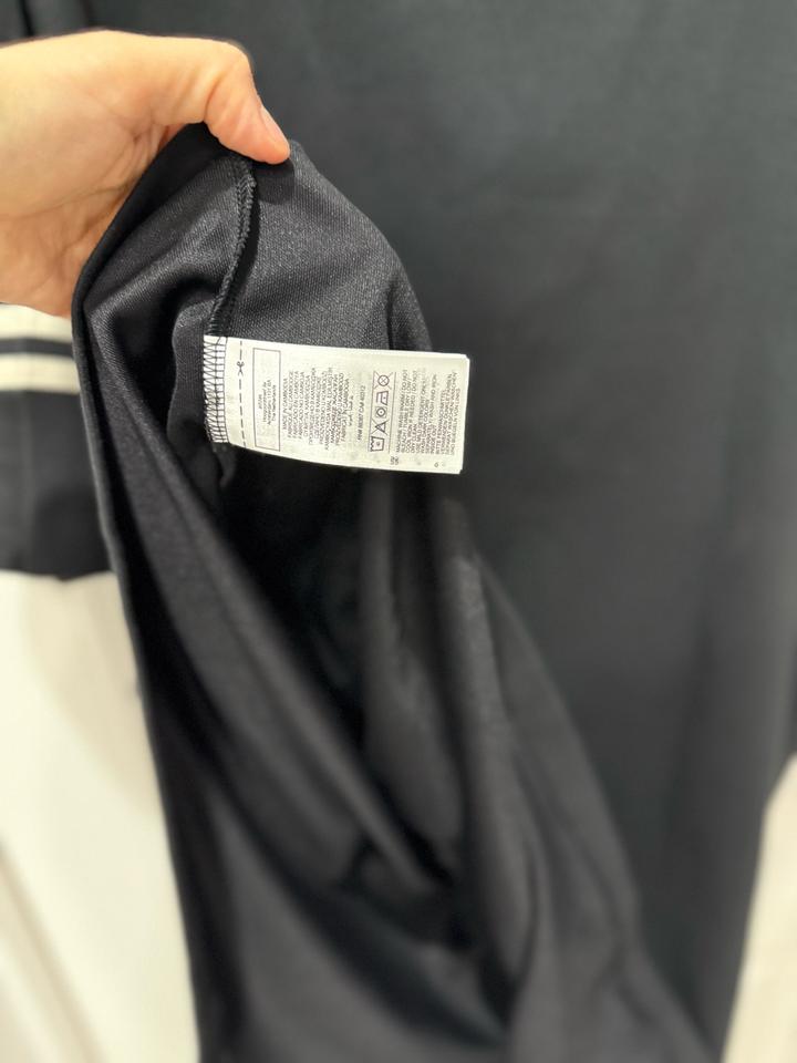 черное платье от бренда Adidas Originals.