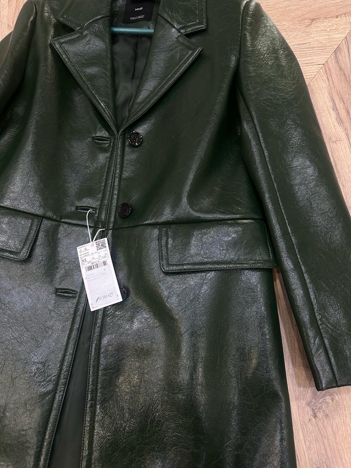 Зеленый кожаный плащ Mango