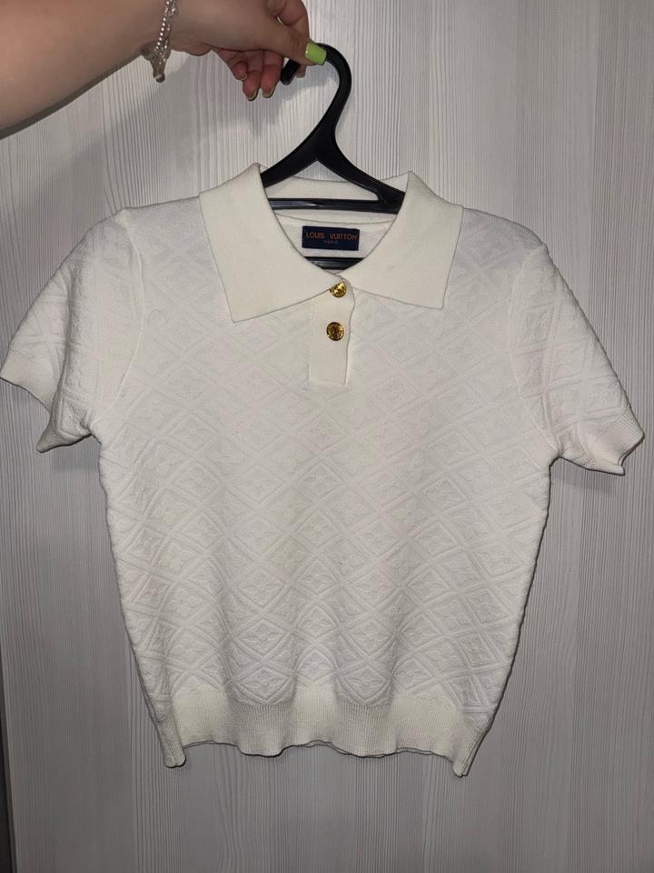 белая футболка