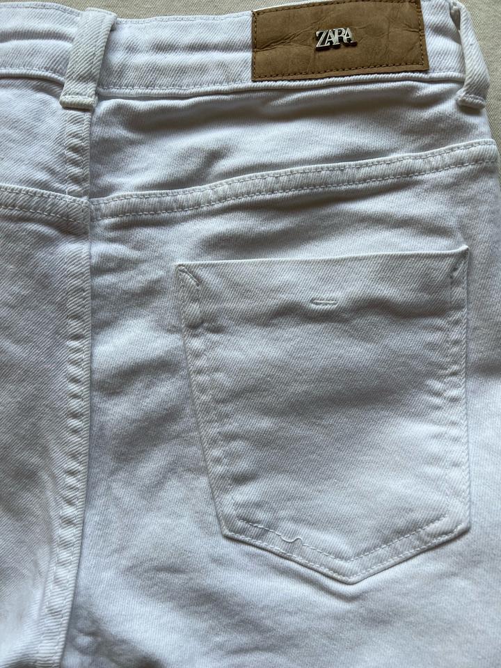 Белые джинсы Zara