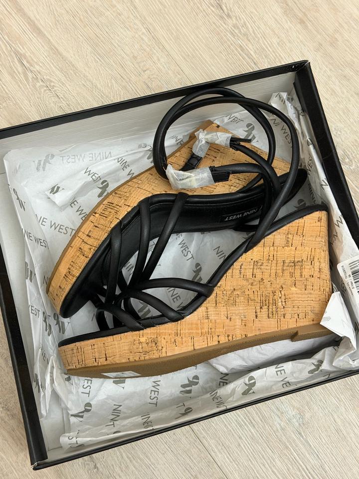 Женские босоножки