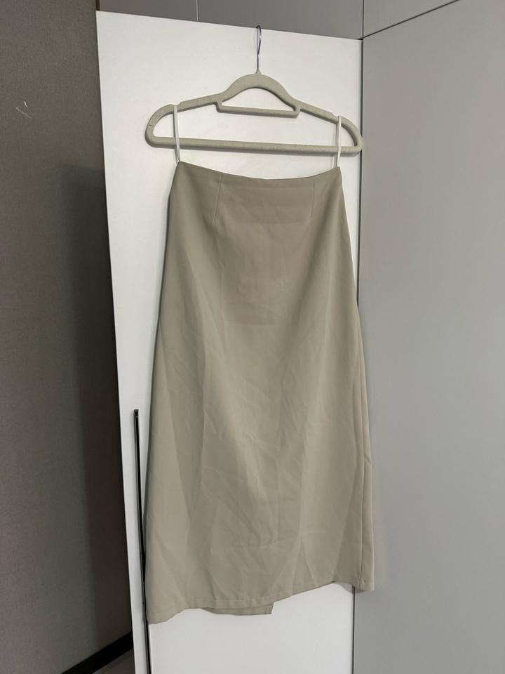 Юбки серая и бежевая