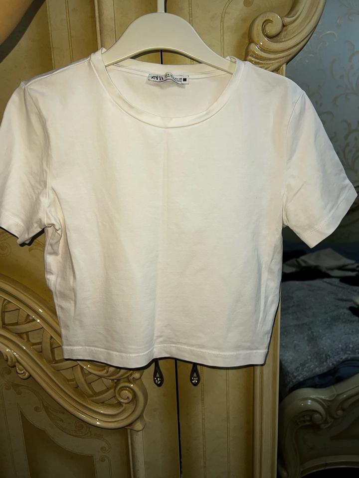 Базовая белая футболка