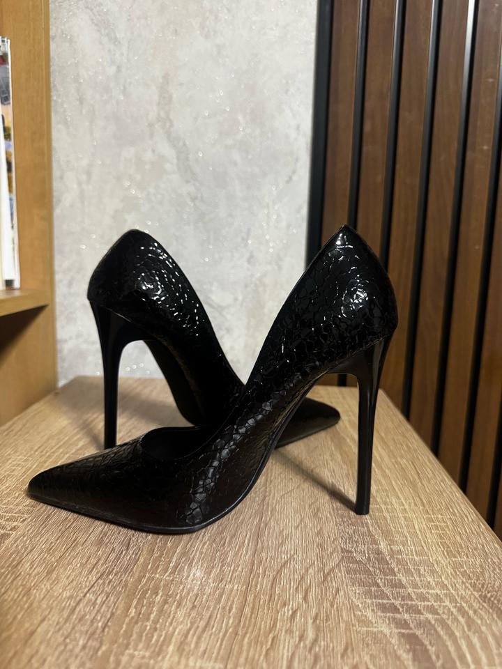 черные лакированные туфли