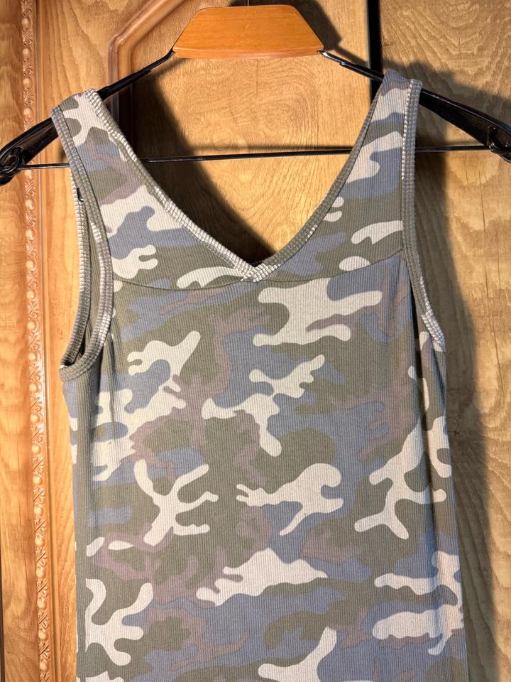 Платье в стиле casual с камуфляжным принтом