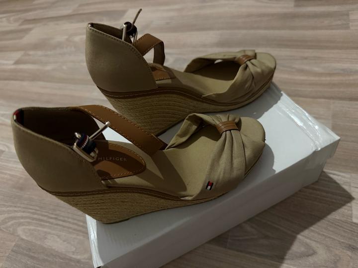 Босоножки от Tommy Hilfiger