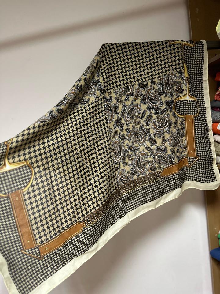 Платок с классическим принтом