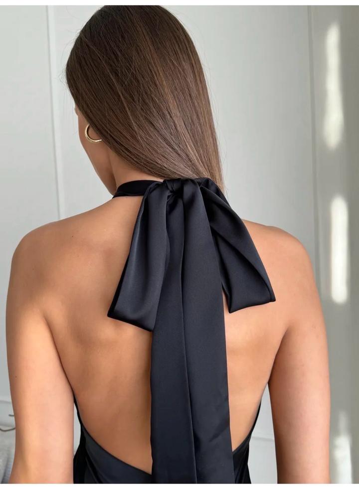 Черное атласное платье