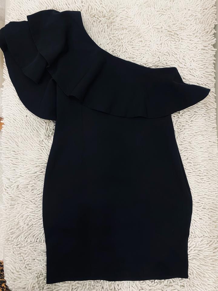 Платье на одно плечо-волан