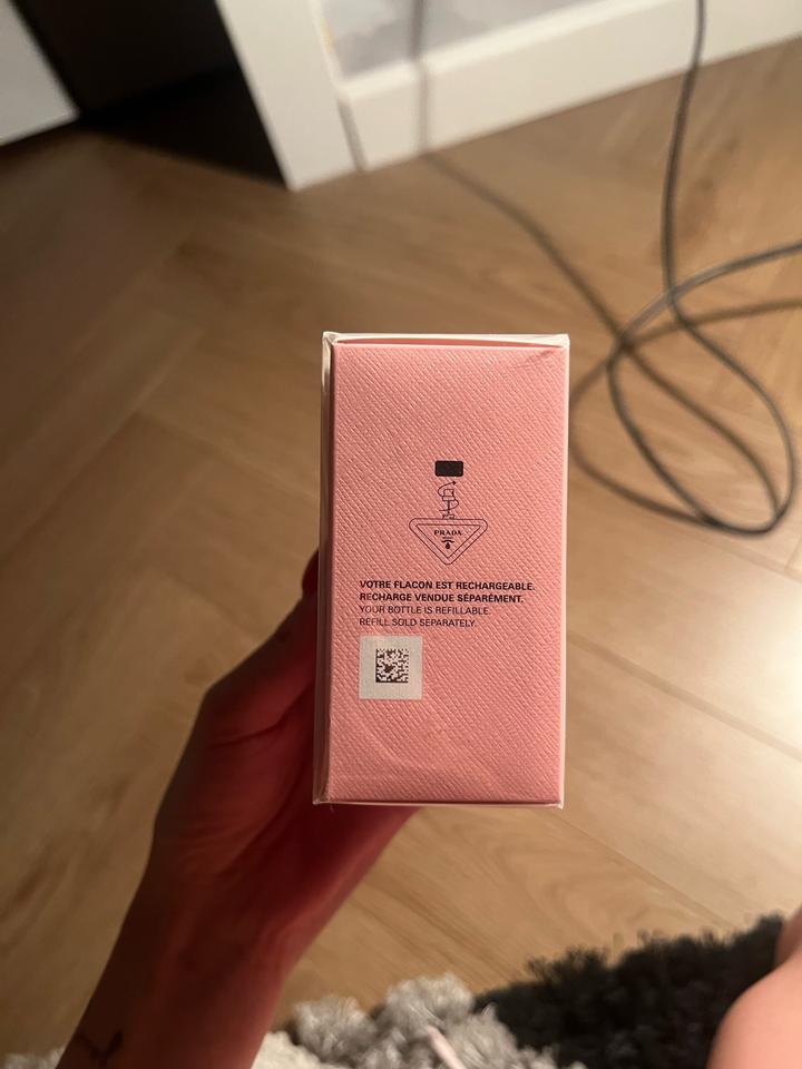 Prada paradoxe virtual flower