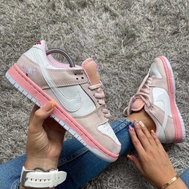 Розовые кеды NIKE
