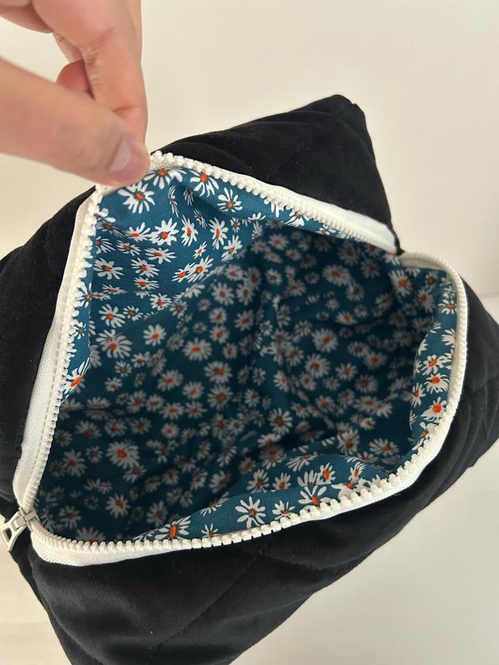 Черная косметичка