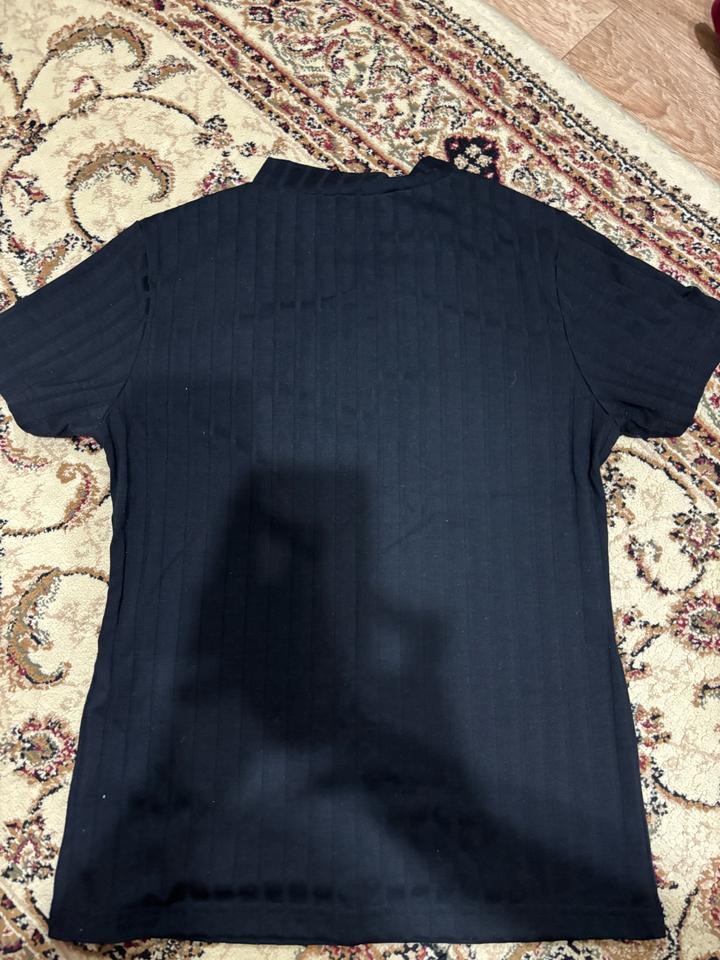 Черная футболка от Deloras