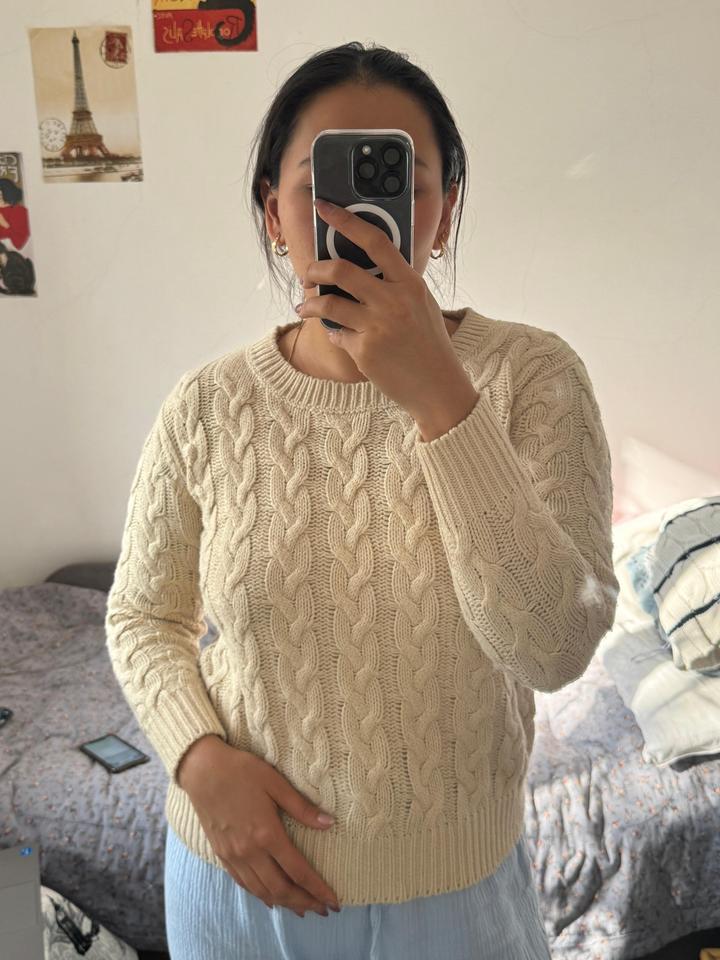 Теплый свитер трендового цвета