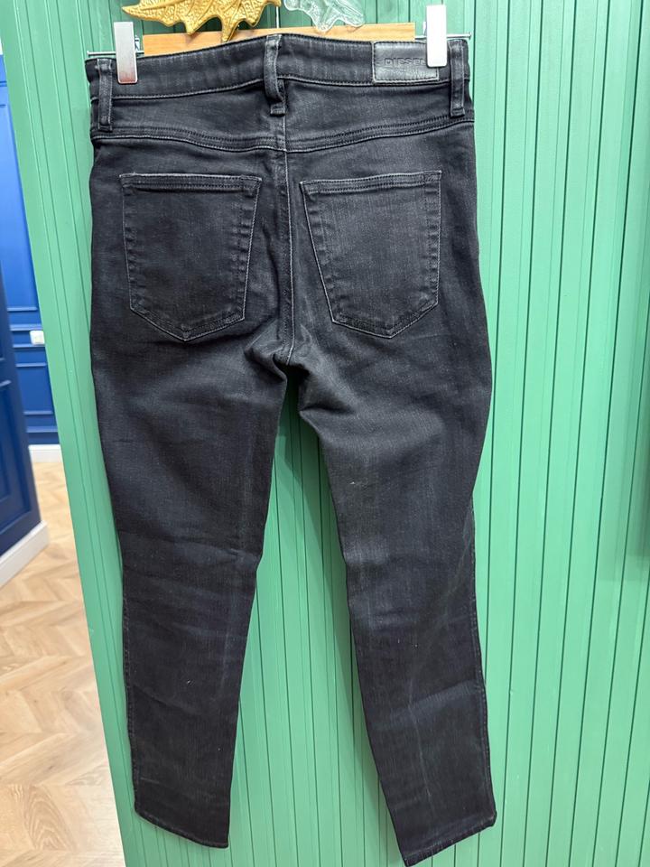 женские джинсы бренда Diesel имеют застежку на пуговицы и декоративный разре