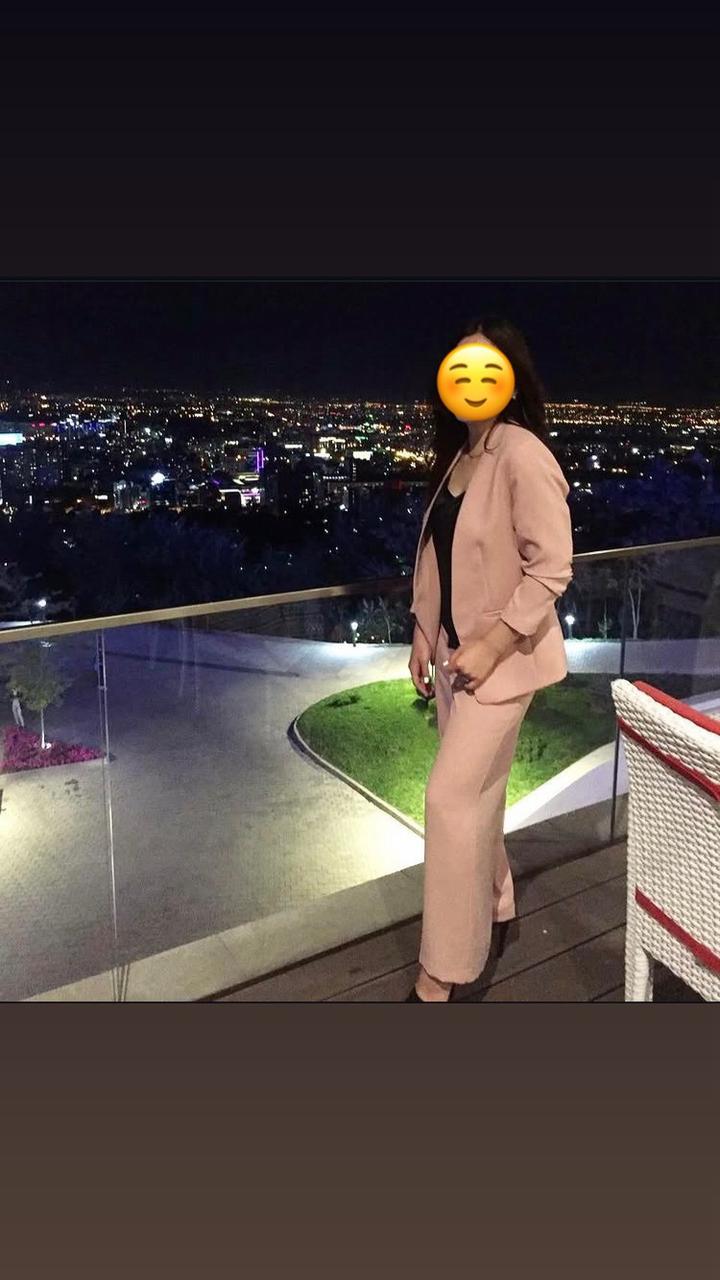 Пудровый брючный костюм