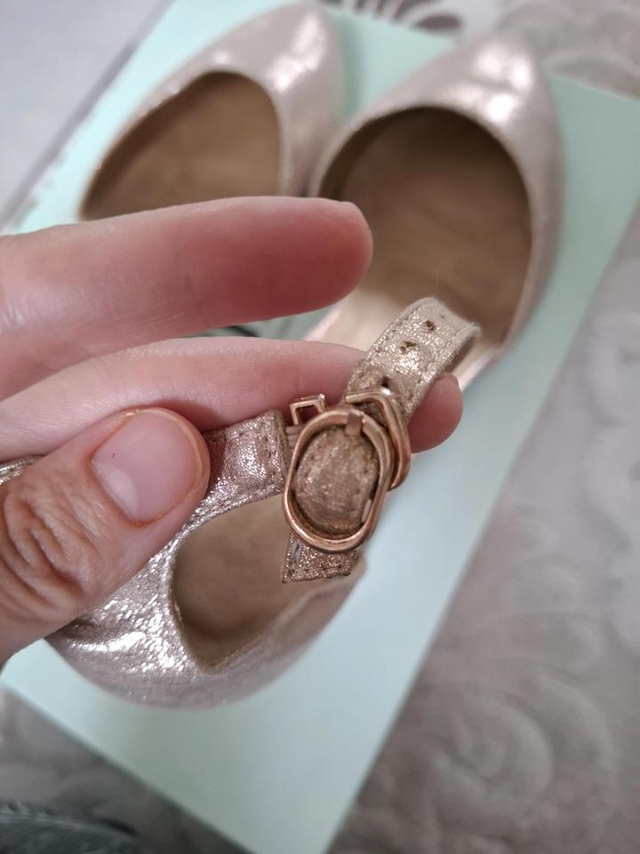 Золотистые туфли