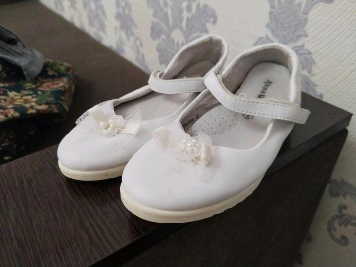 белые детские туфли