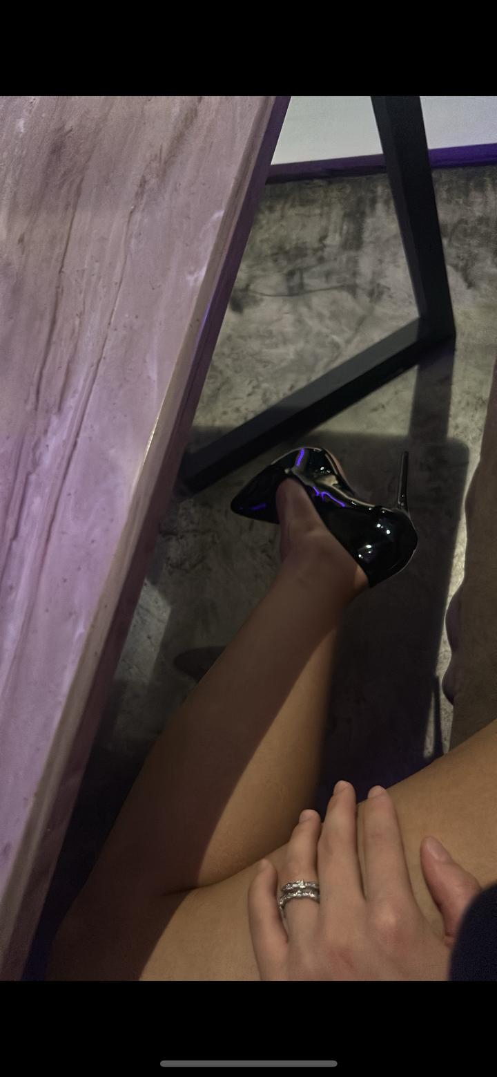 Черные каблуки лакированные