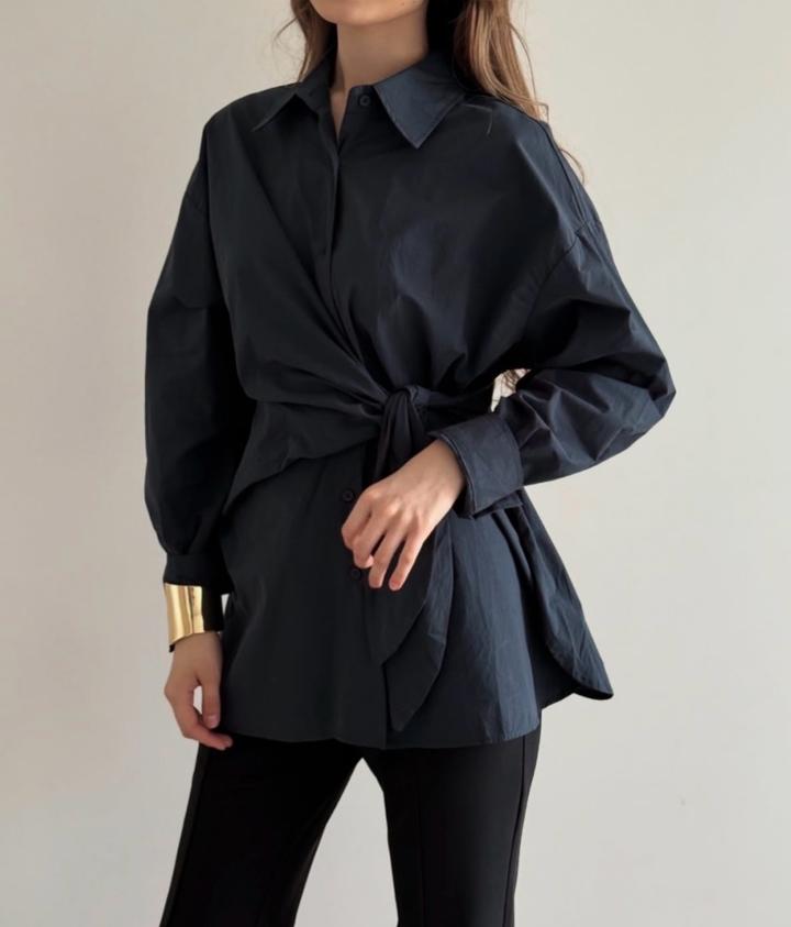 Темно-синяя рубашка с акцентным узлом