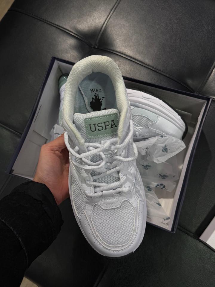 Кроссовки женские