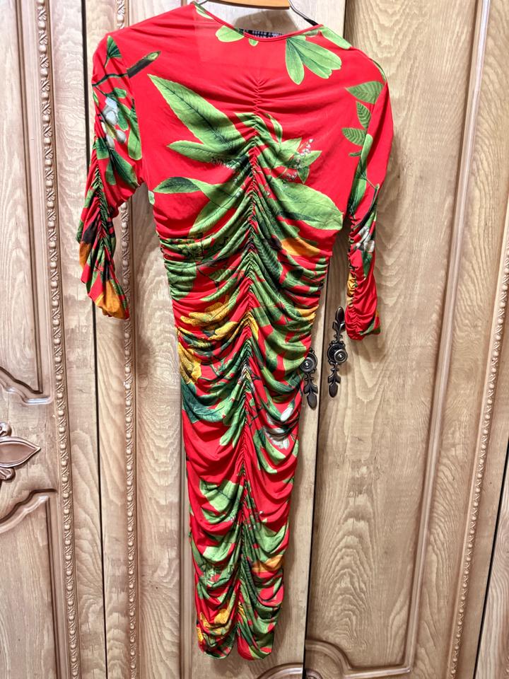 Платье Zara с драпировкой и тропическим принтом