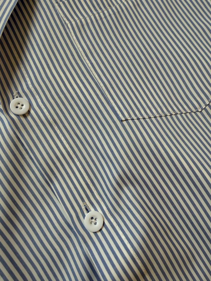 Рубашка в голубую полоску