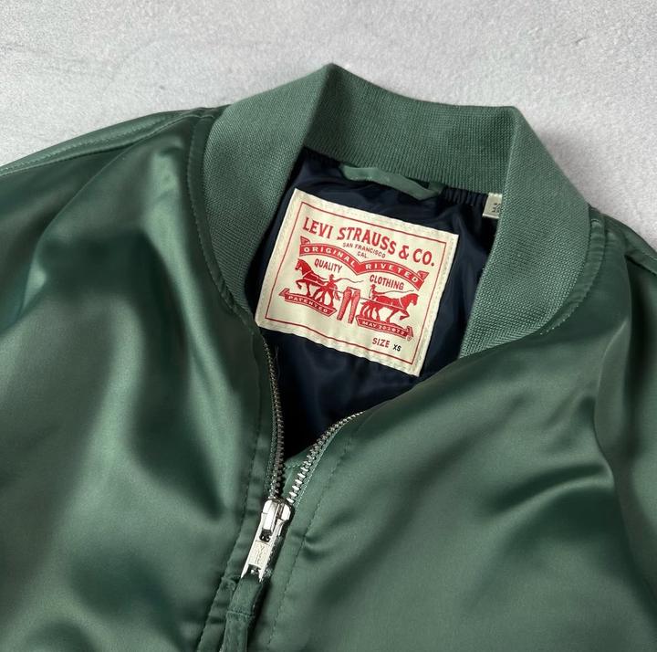 Бомбер Levi’s