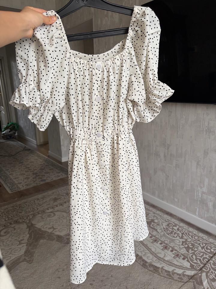Белое летнее платье в горошек S-M