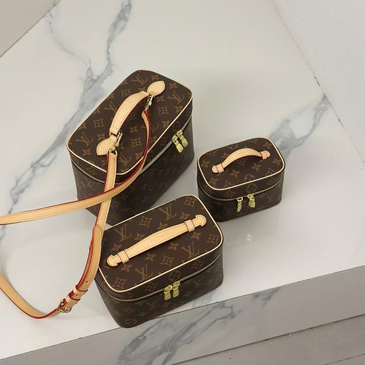 Косметички LV