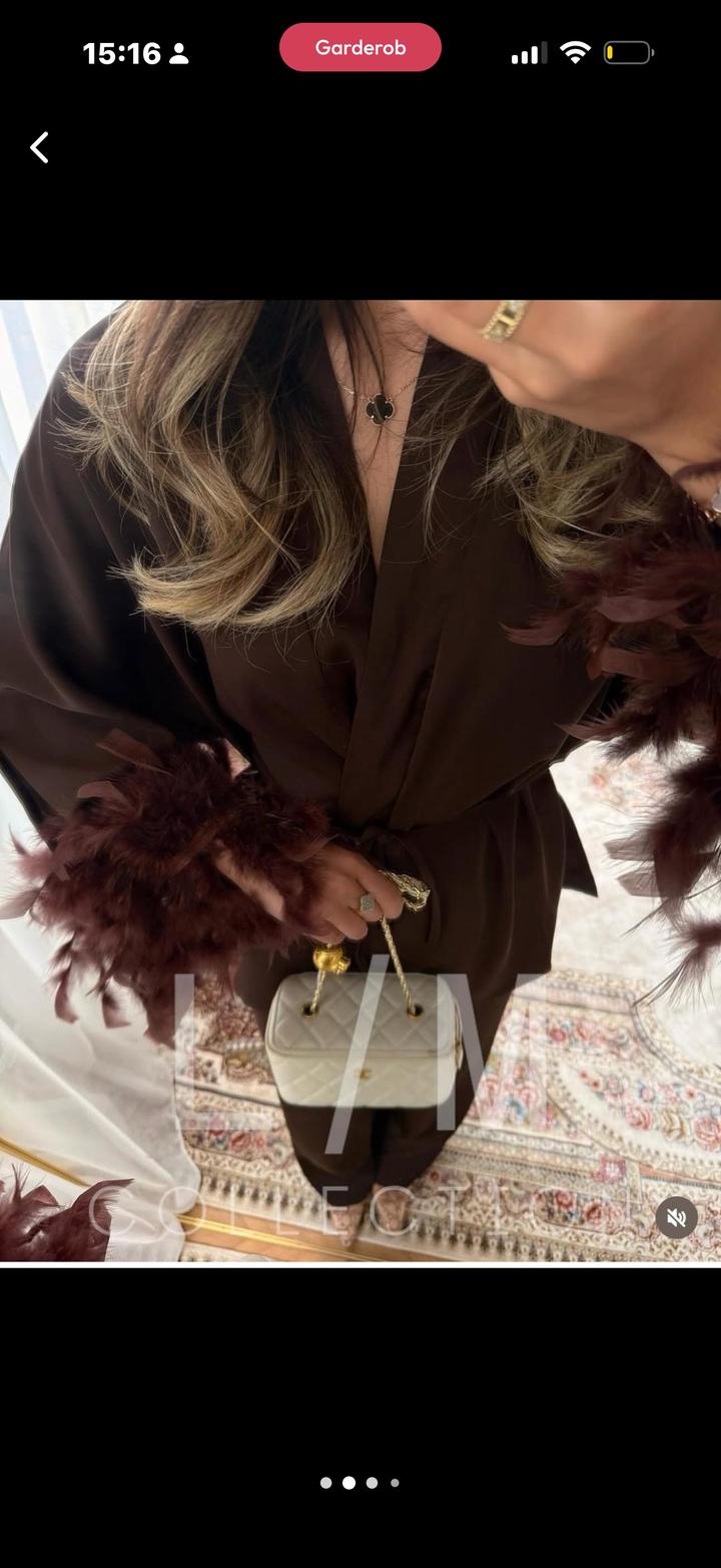 Продам красивый атласовый костюм, цвет красивый, шоколадный. На рукавах перья