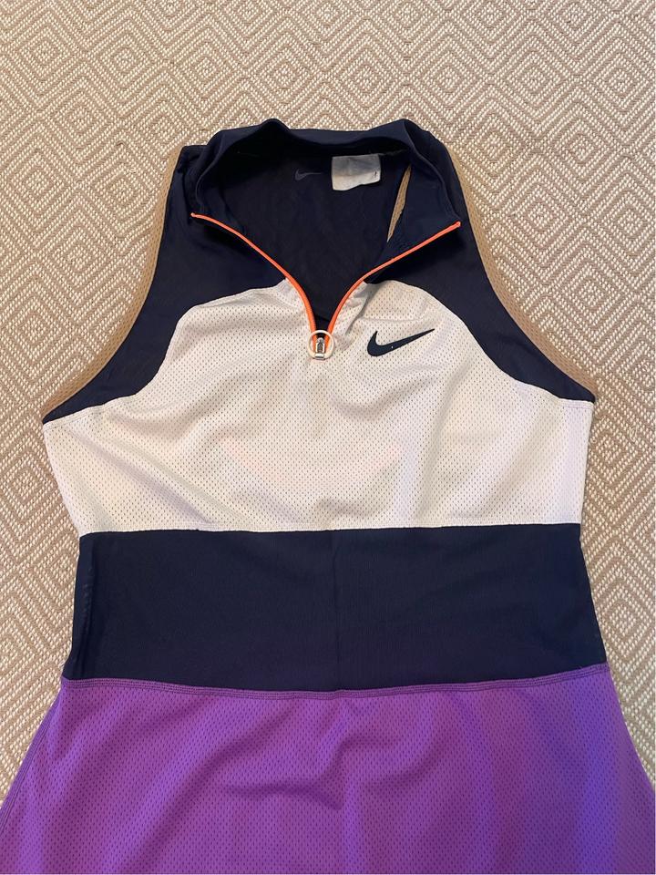 Теннисное платье Nike