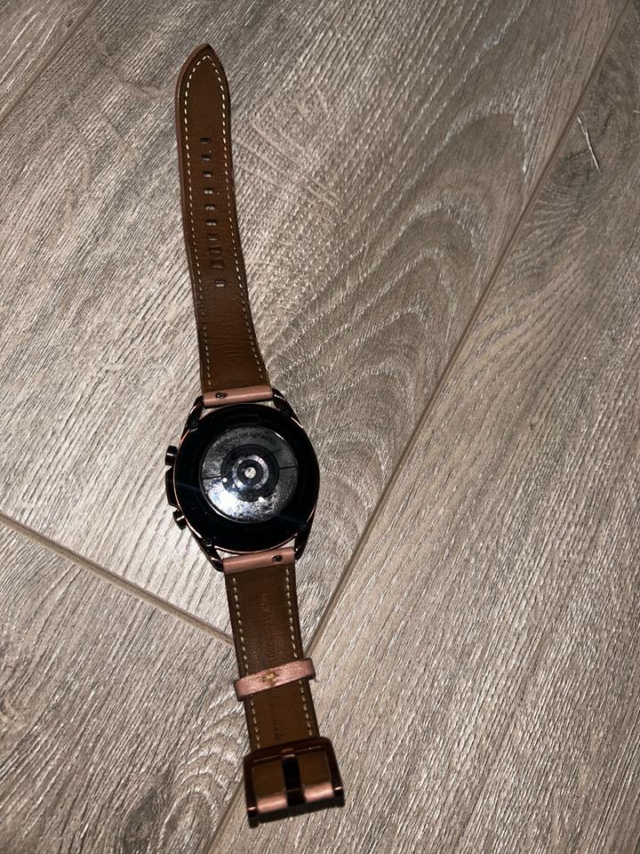 Розовые часы Samsung Galaxy Watch 3