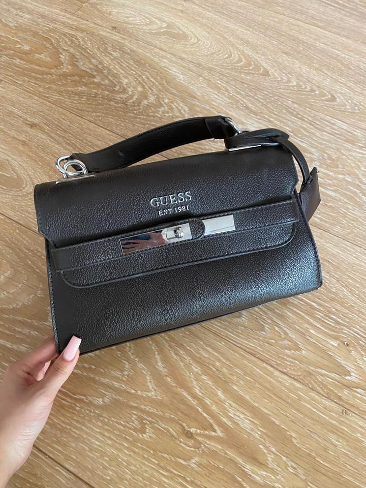 Коричневая сумка guess