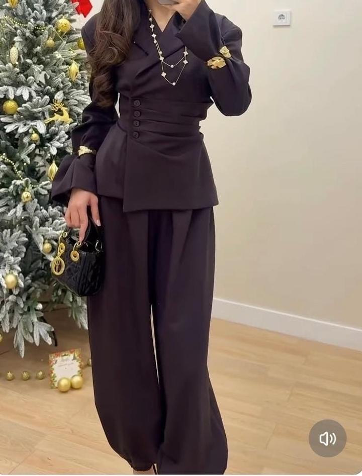 коричневый костюм