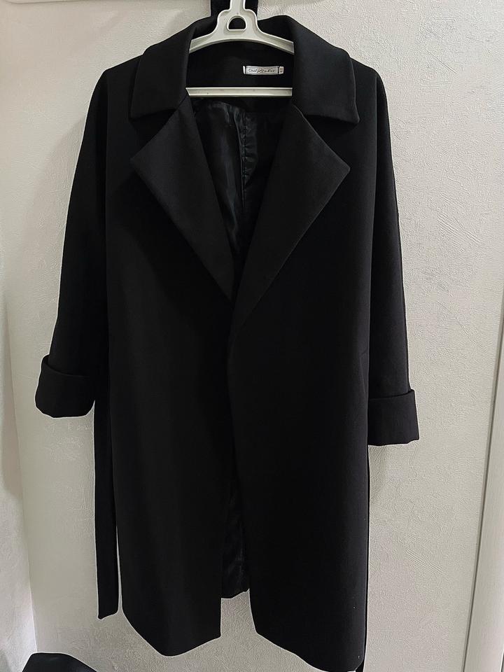 Черное длинное пальто с поясом