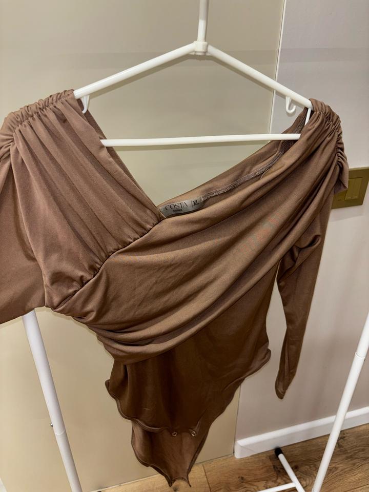 Ассиметричное боди со спущенным плечом