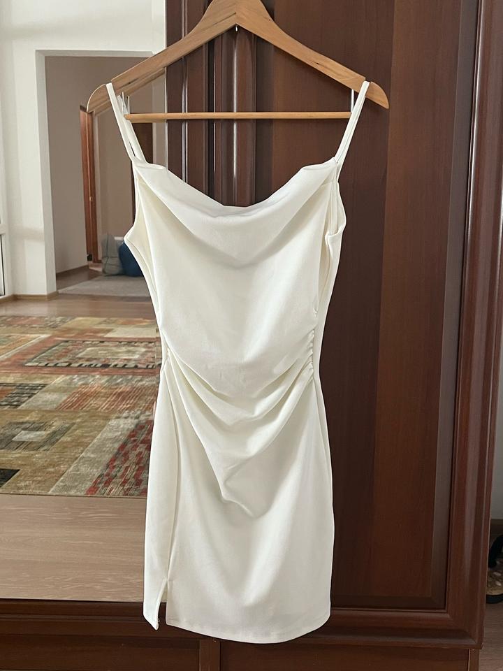 Белое мини платье