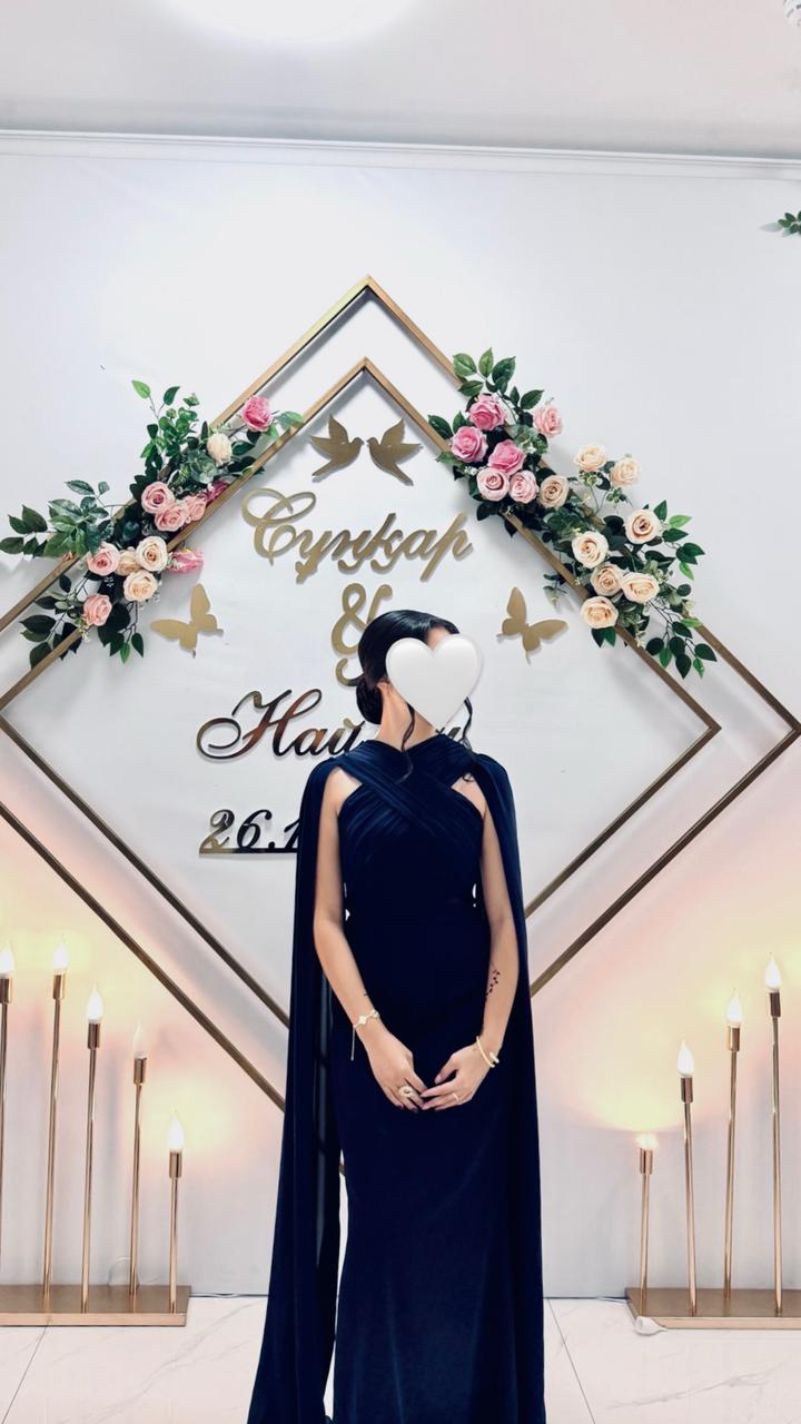 Вечернее атласное платье с кейпом (на выпускной / свадьбу / фотосессию)