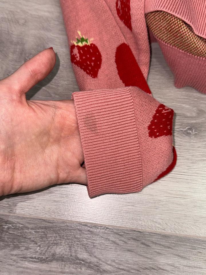 Джемпер с клубникой