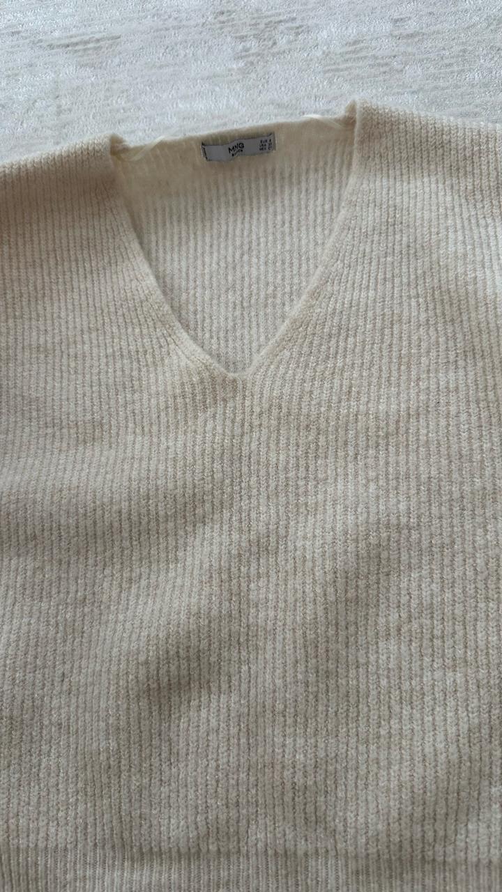 мягкий трикотажный пуловер с V-образным вырезом