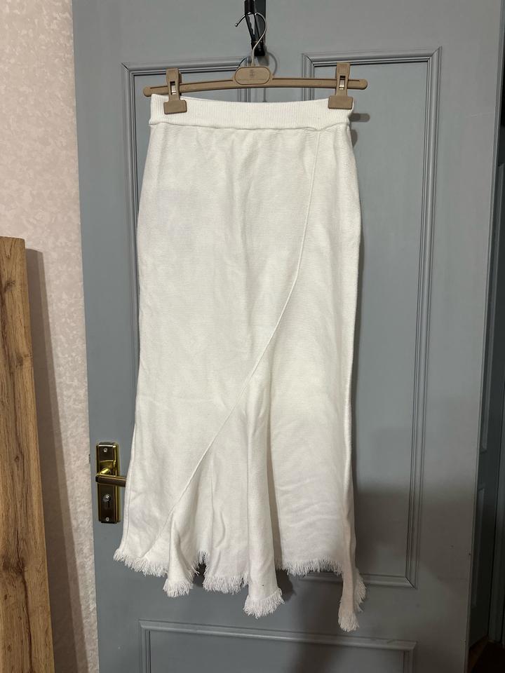 Трикотажная белая юбка миди
