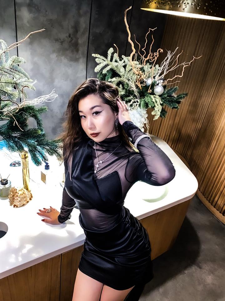 Чёрное атласное платье