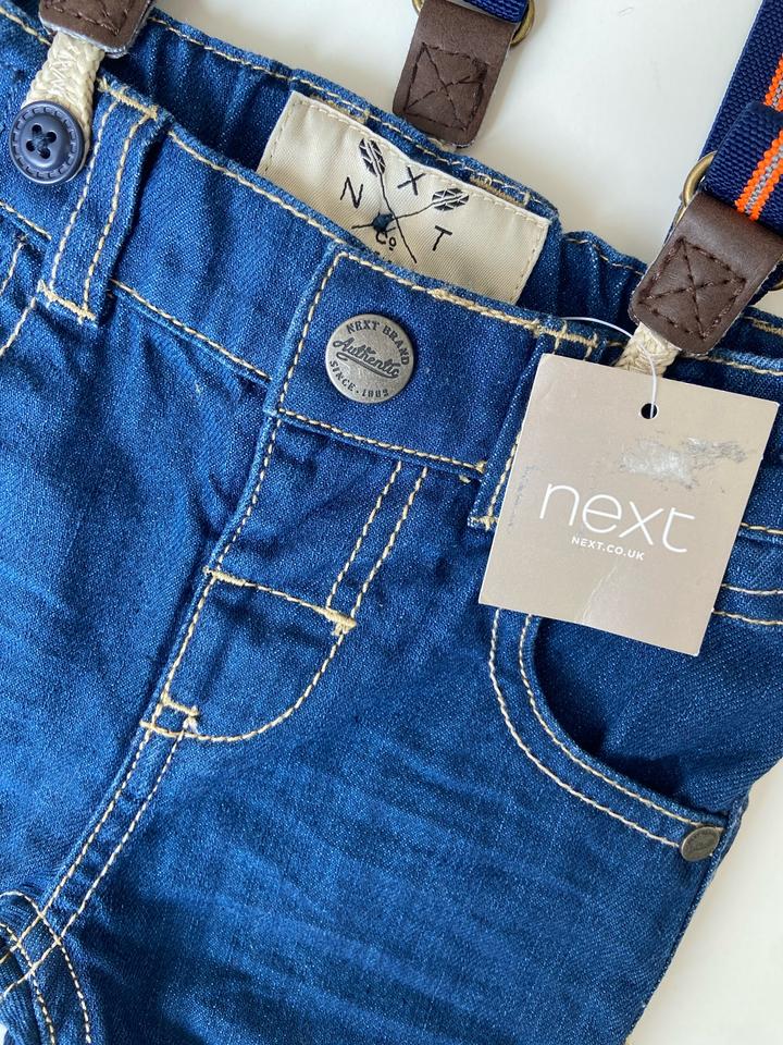 Джинсы Бренда Next с подтяжками, размер 6-9 месяцев.