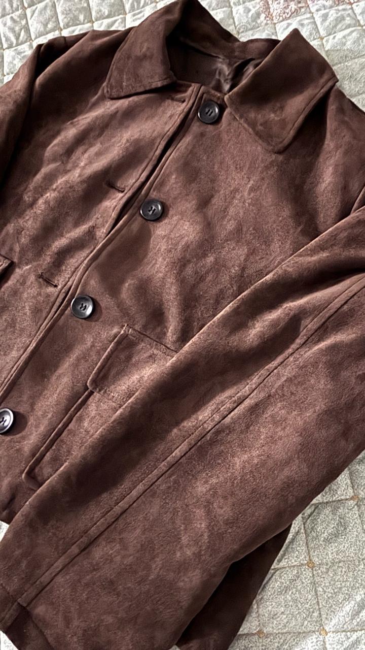Стильная замшевая куртка в шоколадном оттенке